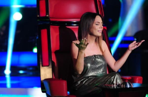 Ei Reza Zarrab getiimiz gnlerde tutuklanan Ebru Gnde'n Zarrab'n gzaltna alnd gnden beri az bak amyor. Yaknlar dnda kimseyle grmeyen nl sanatnn jri yesi olduu O Ses Trkiye yarmasna kp kmayaca merak ediliyordu.