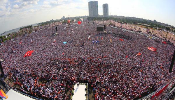 <P>AK Parti stanbul l Bakanl&#8217;nn dzenledii &#8220;Milli radeye Sayg&#8221; mitinginin yaplaca alan vatandalar tarafndan dolduruldu.</P>