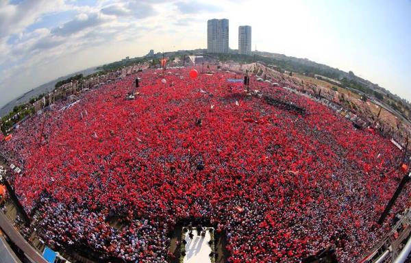 <P>AK Parti stanbul l Bakanl&#8217;nn dzenledii &#8220;Milli radeye Sayg&#8221; mitinginin yaplaca alann byk bir blm vatandalar tarafndan dolduruldu.</P>  <p>1 milyon 100 bin kiilik alan tmyle doldu</p>