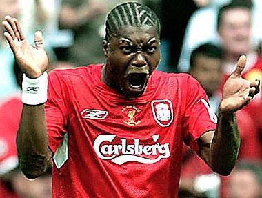 <b>Djibril Cisse:</b> Cisse'nin ismi, bildiimiz "Cibril". Herkesin, onun Henry'yle yan yana Fransa Milli Takm'n coturacan dnd gnlerde ar bir sakatlk geirdi. yilemesi uzun srd. Fakat gl fiziiyle yeil sahalara yeniden dnd. Enteresan sa ve sakal stiliyle grenlerin onu unutmas pek zor.