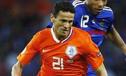 <b>Khaled Bouhlarouz :</b> 2006 Dnya Kupas'nda Portekiz'le Hollanda arasnda oynanan mata Portekizli Ronaldo'ya yapt sert (ve kimilerine gre kastl) hareketlerle ne kt. Savunmada grev alyor.