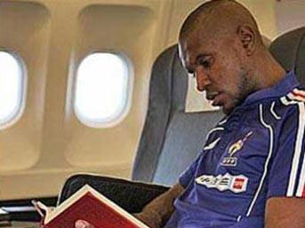 Barcelonal Eric Abidal'in Kur'an- Kerim okurken ekilen grntleri sosyal paylam sitelerinde byk ilgi gryor. Fransa Milli Takm ve Barcelona'nn deplasman seyahatlerinde elinden Kur'an' drmeyen Abidal, inanlara saygl olduunu mslmanln gereklerini yerine getirmeye altn syledi.