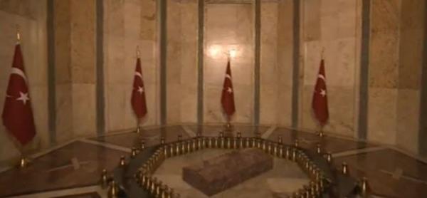 Atatrk'n naa mozelinin zemin katnda. Mezar odas Osmanl ve Seluklu trbe mimar tarznda ve sekizgen planla yapld.