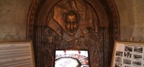 Odaya dev bir pirin kapdan giriliyor