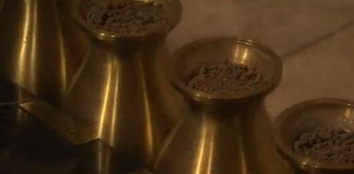 Atatrk mezar odasnda vatan topranda yatyor.