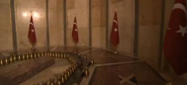 Zemin ve duvarlar siyah, beyaz ve krmz mermerlerle deli.