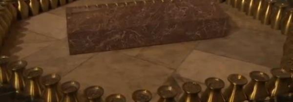 Mermer sandukann evresinde 81 ilden, Selanik'teki Atatrk evinden, , Kbrs ve Sleyman ah'n Mezar'ndan, Kore'deki Trk ehitlii'nden gelen topraklarn konulduu pirin vazolar yer alyor.