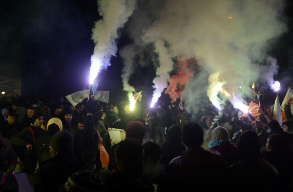 Babakan Recep Tayyip Erdoan, Pakistan'daki temaslarnn ardndan THY'ye ait zel uakla saat 21.00'de Ankara'ya geldi.