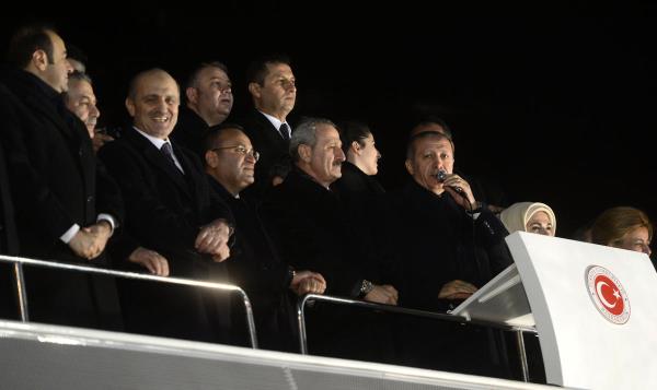 Erdoan', Esenboa Havalimannda, Babakan Yardmclar Bekir Bozda, Beir Atalay, baz bakanlar, milletvekilleri ve vatandalar karlad. Babakan Erdoan ile ei Emine ve kz Smeyye Erdoan, Ekonomi Bakan Zafer alayan, Ulatrma Denizcilik ve Haberleme Bakan Binali Yldrm, AK Parti Genel Bakan Yardmclar Numan Kurtulmu ve Mevlt avuolu da Ankara'ya geldi.