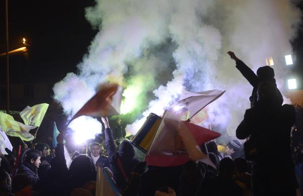 Babakan Recep Tayyip Erdoan, Pakistan'a yapt resmi ziyareti tamamlayarak yurda dnd. Babakan Erdoan' , Esenboa Havaliman'nda ok sayda vatanda karlad.