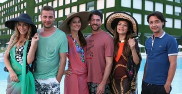 <p><b>6- Romantik Komedi 2 (2013)</b></p>   Ynetmen: Erol zlevi   <p>Oyuncular: Engin Altan Dzyatan, Sedef Avc, Cemal Hnal, Sinem Kobal, Grgen z </p>  1.507.603 izleyici