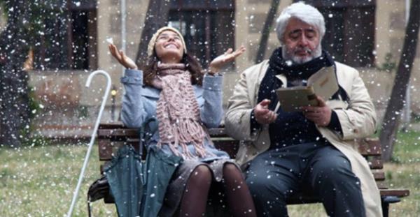 <p><b>YERL FLMLERN ORANI YZDE 57</b></p>   Bu yl 2012'ye oranla yzde 12'lik bir bilet sat artndan sz etmek mmkn. 2012 ylnda gsterimi yaplan Trk yapm filmlerin toplam bilet sat 20 milyon 400 bin adetle sonulanrken, iki haftas eksik 2013'te imdiden 26 milyonluk toplam yakaland. Bu sonuca gre bu yl yzde 22'lik bir art sz konusu. 2013'n 52 haftas sonunda Trkiye yapmlarnn bilet sat orannn yzde 57'yi amas bekleniyor. Bu yl vizyona giren 315 filmden 84?n yerli filmler oluturdu.