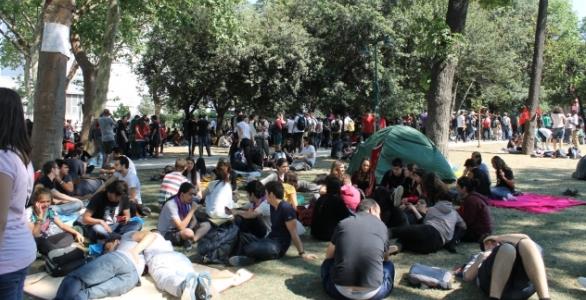 Mays aynn son gnlerinde, stanbul Bykehir Belediyesinin Taksim'de yayalatrma almalar kapsamnda aalar skmesi zerine baz kiilerin balatt eylem, lke gndemini uzun sre megul edecek olaylarn balamasna neden oldu.