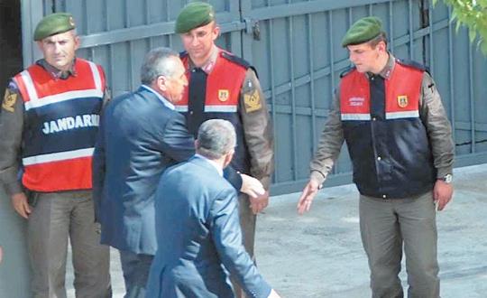 "Susurluk" davasndan hkml eski ileri Bakan Mehmet Aar'n, denetimli serbestlik hkmlerinden yararlandrlarak bir yl 4 gndr bulunduu Aydn Yenipazar Cezaevinden tahliye edildii nisan aynda, kamuoyunda ok tartlan avukatlarn bartsyle mahkemelerde grev yapmasna ilikin Dantay karar da kesinleti.  <p>Kamuoyunda ''4. Yarg Paketi'' olarak bilinen, insan haklar ve ifade zgrl balamnda baz kanunlarda deiiklik yapan Kanun, nisan aynn son gn yrrle girdi.</p>