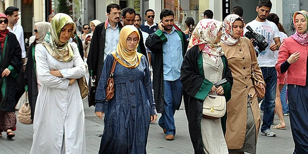 Saysz gelimeye sahne olan 2013 ylnn ilk ayna, Dantay 8. Dairesinin avukatlarn mahkemelerde bartsyle grev yapmalarna olanak tanyan karar damgasn vurdu.