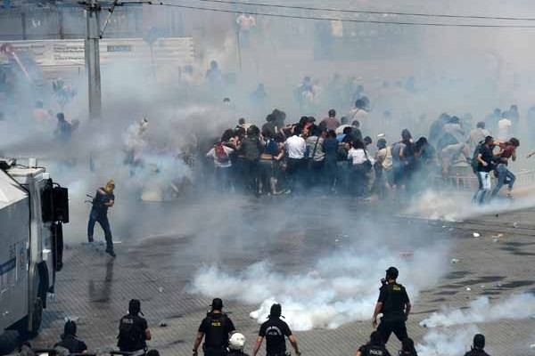 Baz banka, i yerleri ve kamu mallarnn tahrip edildii, aralarn yakld ve baz caddelerde barikatlarn kurulduu gsterilere polis tazyikli, biber gazl su ve gaz fiekleriyle mdahale etti.