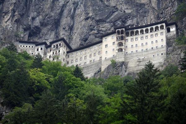 lk kez Cumhurbakan Abdullah Gl'n ev sahipliinde dzenlenen 30 Austos Zafer Bayram Resepsiyonu'na sahne olan austos aynda Smela Manastrnda 88 yl aradan sonra bir gnlne ayin dzenlendi.