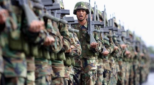 <p><b>Askerlik sresi indirildi</b></p>    ok sayda insan ilgilendiren gelimelerin yaand ekim aynda, kamuda barts serbest oldu, renci and kalkt. Askerlik sresi erba ve erler iin 15 aydan 12 aya indirildi.