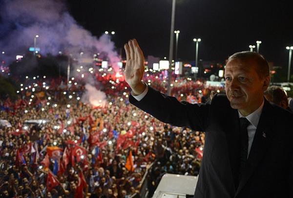 Binlerce kiinin gzaltna alnd ve sk sk gsterilerin sona erdirilmesi arlarnn yapld haziran aynda Babakan Recep Tayyip Erdoan, Ankara, stanbul ve Kayseri'de "Milli dareye Sayg" mitingleri dzenledi.