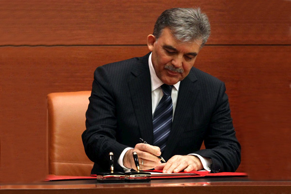 ''Anadilde savunma'' ve hkmllerin cezaevinde eleriyle grmesine imkan tanyan Kanun, Cumhurbakan Gl tarafndan onayland. Paket kapsamnda denetimli serbestlik tedbirlerinde yaplan deiikle yaklak 15 bin hkml ve 400'e yakn ar hasta mahkum iin tahliye yolu ald.