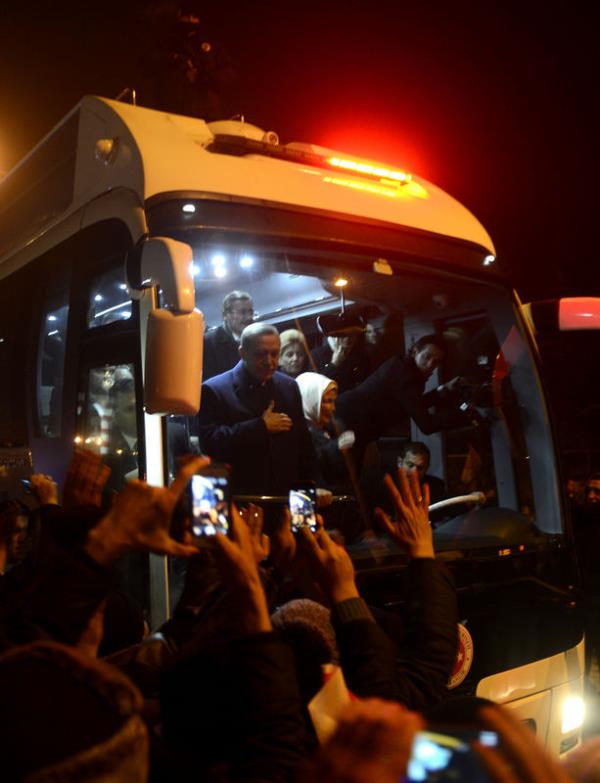 Souk havaya ramen yzbinlerce kii Esenboa Havaalanna destek vermeye gelirken milyonlarca Twitter kullancs da #BabakanmzDualarlaKarlyoruz hashtagiyle atlan tweetlerle destek verdiler