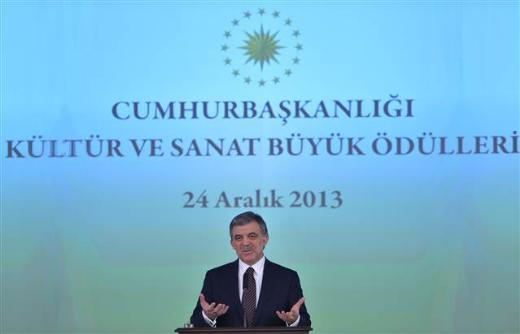 Cumhurbakanl Kltr ve Sanat Byk dlleri, ankaya Kk'nde dzenlenen bir trenle sahiplerine verildi. Cumhurbakan Abdullah Gl'n her yl kltr ve sanatn farkl dallarnda verilmesi talimat verdii alt dl arasnda en dikkat eken,
