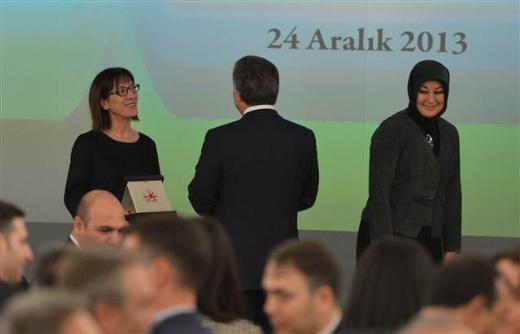 ''Aksine, uygar dnyann zgrletirmeye alt kltr sanat alan, bizim topraklarmzda hep merkeziletirmeye allarak devlet denen yapya sadakati istendi. Dolaysyla muhaliflere maalesef ok byk bedeller detildi.'' eklinde konutu.