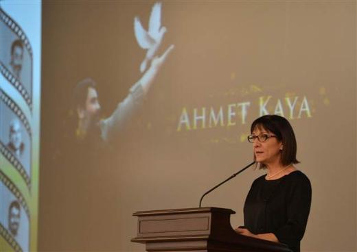 Sanatn muhalif kimliinin, 90 yllk Cumhuriyet tarihi boyunca devlet makamlar tarafndan hibir zaman onaylanmadn syleyerek balad konumasnda, Glten Kaya,