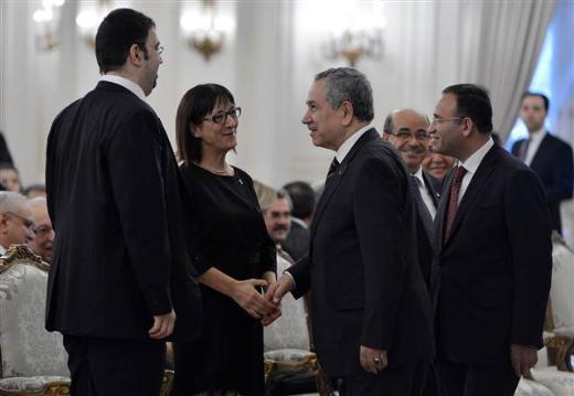 Fransa'ya gitmek zorunda kalan ve orada 2000 ylnda geirdii kalp krizi sonucu hayatn kaybeden sanat Ahmet Kaya adna dln ei Glten Kaya ald.