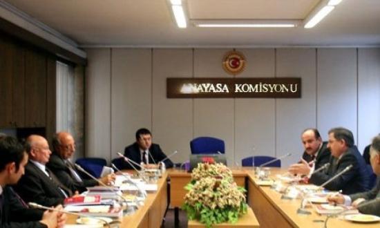TBMM Bakan Cemil iek'in bakanlnda toplanan Anayasa Uzlama Komisyonu'nda, karlalan usul sorunlar deerlendirildi. Yazm Komisyonu'nun almalarna devam etmesi kararlatrld.