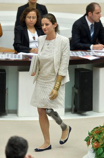 TBMM Genel Kurulu'nda, kadn milletvekillerinin Genel Kurul almalarna pantolonla katlmasna imkan veren TBMM tzk deiiklii teklifi kabul edildi.