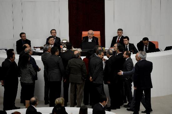 AK Parti'li 7 milletvekili, Ankara Milletvekili Cemil iek'i TBMM Bakanl iin aday gsterdi. CHP stanbul Milletvekili Osman Taney Korutrk de TBMM Bakanl'na aday oldu.