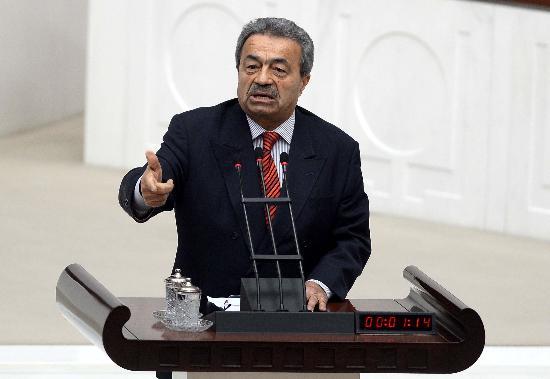 CHP Tunceli Milletvekili Kamer Gen, TBMM Genel Kurulu'nda Aile ve Sosyal Politikalar Bakan Fatma ahin'e, "Acaba Atatrk bu Cumhuriyet'i kurmasayd o makamda oturacak mydnz? Otursaydnz hangi tarikat mensubu kitlenin, bilmem kanc hanm durumuna derdiniz?" sorusu gerginlie neden oldu. Gen'e knama cezas verildi.