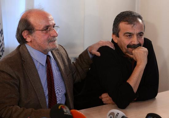 stanbul milletvekilleri Sebahat Tuncel, Srr Sreyya nder, Levent Tzel ve Mersin Milletvekili Erturul Krkc HDP'ye katld. Bu katlmlarla, TBMM'de temsil edilen parti says 5'e ykseldi.