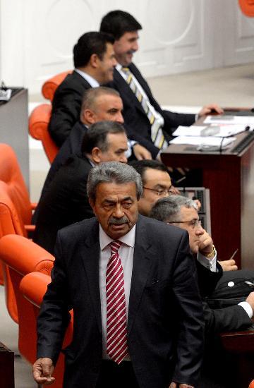 CHP Tunceli Milletvekili Kamer Gen'e, Cumhurbakan Abdullah Gl'e ynelik "Bu kadar bal kaba gibi bir laf sylenmez" szleri nedeniyle  birleim Genel Kurul'dan karma cezas verildi.