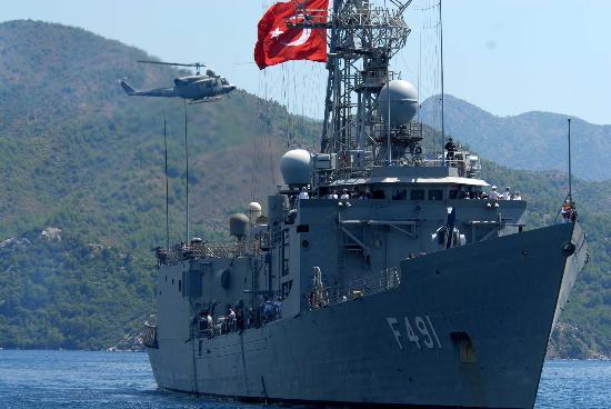 Aden Krfezi ve Somali aklarnda grev yapan TSK unsurlarnn grev sresinin bir yl daha uzatlmasn ngren Babakanlk Tezkeresi, TBMM Genel Kurulu'nda kabul edildi.