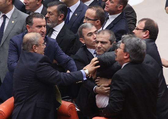 CHP Grup Bakanvekili Muharrem nce ile AK Parti Tokat Milletvekili Zeyid Aslan arasnda bte grmeleri srasnda tartma kt. Aslan, CHP Grup Bakanvekili Muharrem nce'ye kfretti.