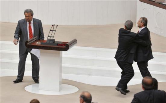 Ak Parti Tokat Milletvekili Zeyid Aslan'a, Gen'e ynelik szlerinden dolay knama cezas verildi. Aslan, TBMM Yasad Dinlemeleri Aratrma Komisyonu bakanl ve yeliinden de istifa etti