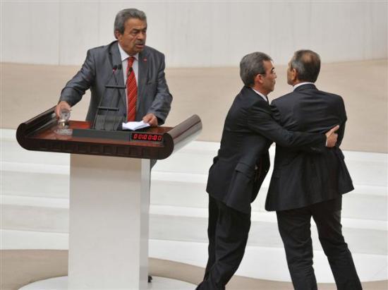 Gen, 30 Nisan'daki oturumda szlerini dzeltmek iin konuurken yine tartma kt.Krsye kan Kamer Gen'in zerine yryen AK Parti Tokat Milletvekili Zeyid Aslan'n kfr ettii duyuldu.