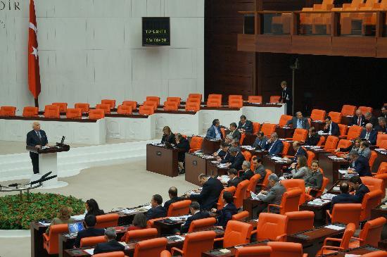 AK Parti, CHP, MHP ve BDP grup bakanvekilleri, milletvekillerinin mali, sosyal hak ve ykmllkleriyle ilgili yasa teklifine imza att.