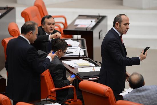 Src belgelerinin yenilenmesinden 100 bin szlemeli personelin kadroya alnmasna, ehit yakn, gazi, muhtar ve ky korucularna yeni haklardan meralarn geici yerleime almasna kadar 80 kanunda dzenlemeyi ieren "Torba Kanun" teklifi, TBMM Genel Kurulu'nda kabul edildi.