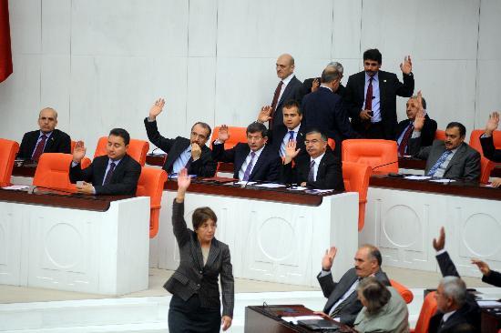 Suriye'ye ilikin, Trk Silahl Kuvvetleri'nin yabanc lkelere gnderilmesi ve buna imkan salayan gerekli dzenlemelerin Hkmet tarafndan belirlenecek esaslara gre yaplmas iin hkmete verilen yetkinin sresinin bir yl daha uzatlmasn ngren Babakanlk Tezkeresi, TBMM Genel Kurulu'nda kabul edildi.