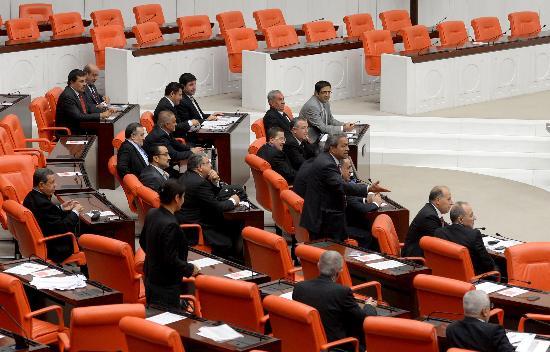 CHP, MHP ve BDP, milletvekillerinin zlk haklarna ilikin yasa teklifinden imzalarn ektiklerini aklad.