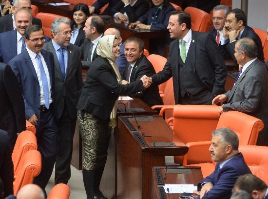 Trbana kamuda serbesti getiren Kamu Kurum ve Kurulularnda alan Personelin Klk ve Kyafetine Dair Ynetmelik'te 8 Ekim'de yaplan deiikliin ardndan AK Parti Konya Milletvekili Glay Samanc, Kahramanmara Milletvekili Sevde Bayazt Kaar, Denizli Milletvekili Nurcan Dalbudak ve Mardin Milletvekili Gnl Bekin ahkulubey, TBMM Genel Kurulu almalarna trbanl olarak katld.