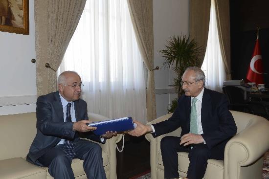 TBMM Bakan Cemil iek, yeni anayasa almalarnda gelinen son aamay iletmek zere muhalefet liderleriyle biraraya geldi. iek, MHP Genel Bakan Devlet Baheli, BDP Genel Bakan Selahattin Demirta ve CHP Genel Bakan Kemal Kldarolu ile grt. Cemil iek, 10 Temmuz'da da AK Parti Genel Bakan ve Babakan Recep Tayyip Erdoan ile bir araya geldi.