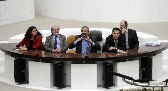 HDP'li 4 milletvekili, tutuklu milletvekillerinin tahliye taleplerinin reddedilmesi nedeniyle Meclis'te alk grevine balad.