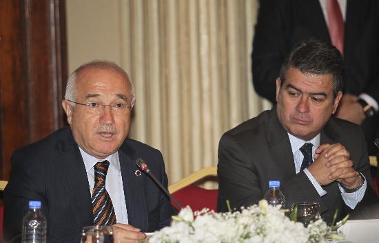 TBMM Anayasa Uzlama Komisyonu topland. TBMM Bakan iek, komisyon almalarnn sonu vermedii ve bundan sonra srdrlemeyecei gerekesiyle, bir sonraki toplant tarihini belirlemedi. iek'in bu karar zerine AK Parti, sonraki komisyon toplantlarna katlmad.