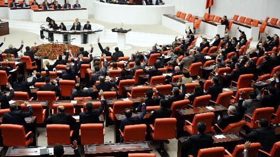 Sanklarn tercih ettikleri dilde savunma yapmasna imkan tanyan kanun tasars, 24 Ocak'ta TBMM Genel Kurulu'nda kabul edilerek yasalat.