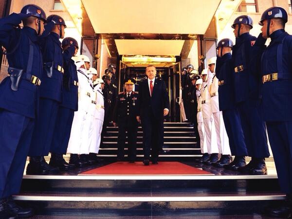 Twitter takipleri tek tek "buradan yklmaz" fotoraflar yaynlamaya balad