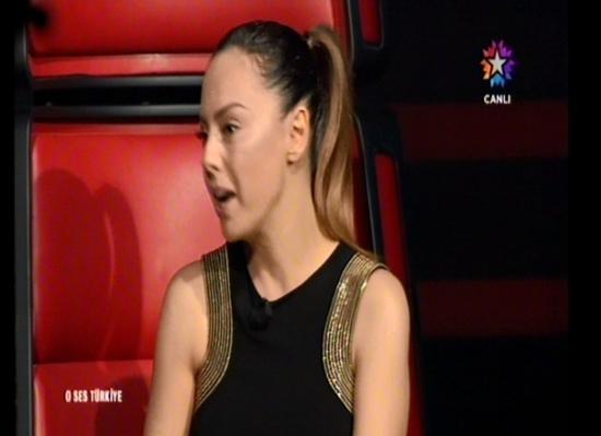 Sanat Ebru Gnde, byk rvet ve yolsuzluk operasyonunda ei Reza Zerrab'n tutuklanmasnn ardndan Star TV'de O Ses Trkiye adl programa katld ve operasyondan sonra yaadklaryla ilgili ilk kez konutu. Ebru Gnde'in aklamalarnn ardndan nl isimlerin bazlar destek mesajlar atarken baz nller de tepki gsterdi.